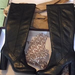 Great deal Adrienne Vittadini knee boots 😍😍😍😍